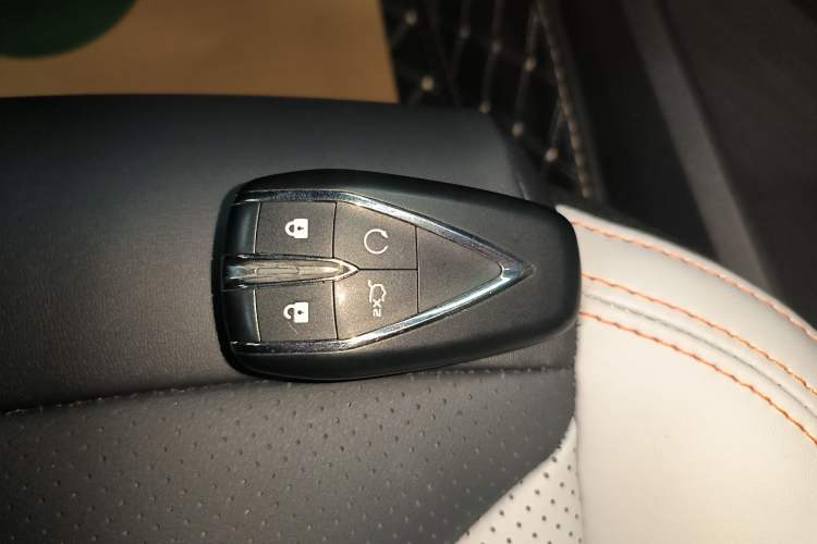 Used Changan UNI-V iDD 2024 Blue Whale Smart Electric iDD 136km Luxury Model
