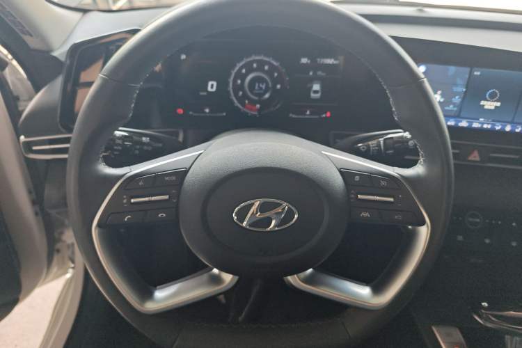 Used Hyundai Elantra 2021 1.5L CVT LUX Prestige Edition Steering Wheel