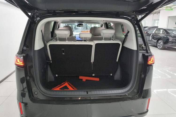 Used VOYAH Dream 2025 EV Four-Wheel Drive Flagship Kunpeng Edition
