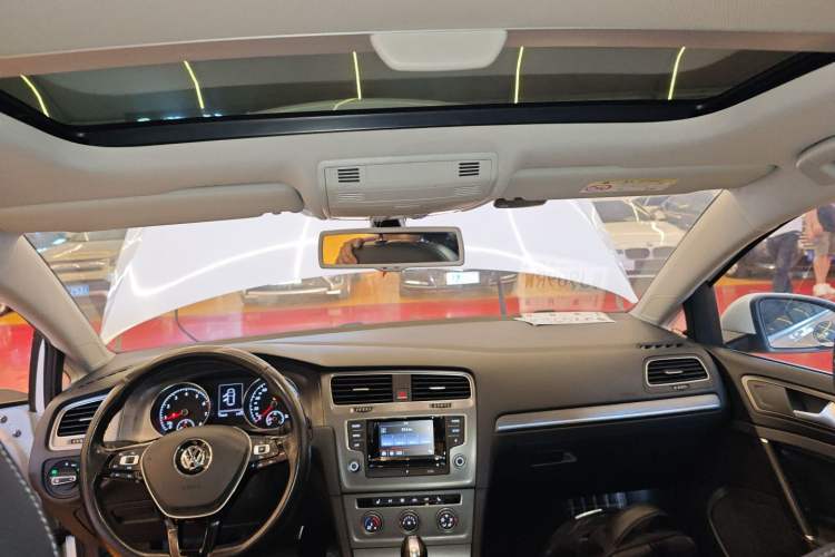 Used Volkswagen Golf 2016 230TSI Automatic Luxury Version
