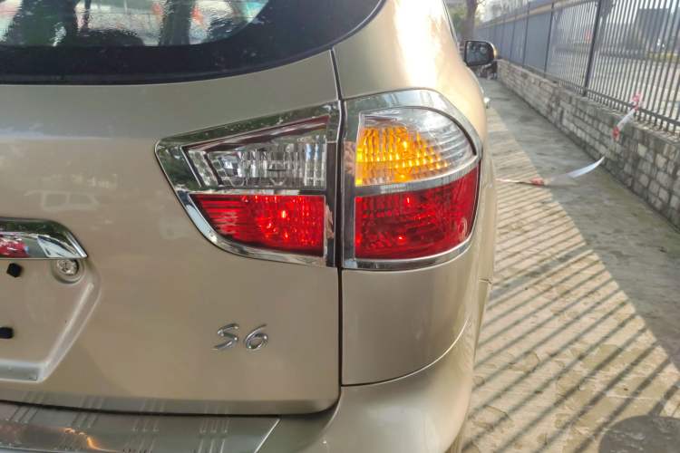 Used BYD S6 2014 2.0L Manual Luxury 5-Seater
