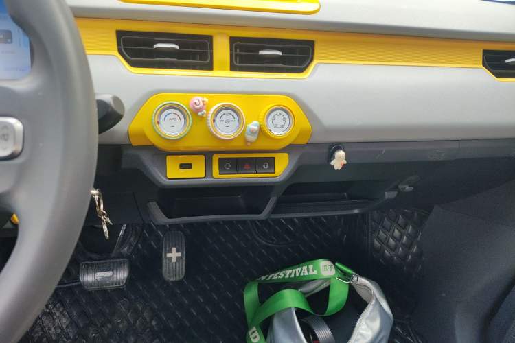 Used Chery QQ Ice Cream 2022 170km Sundae Phosphate Lithium-Ion Audio And AC Panel