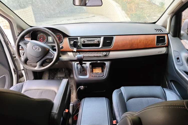 Used SAIC MAXUS G10 2016 2.0T Automatic Elite Edition Interior 2