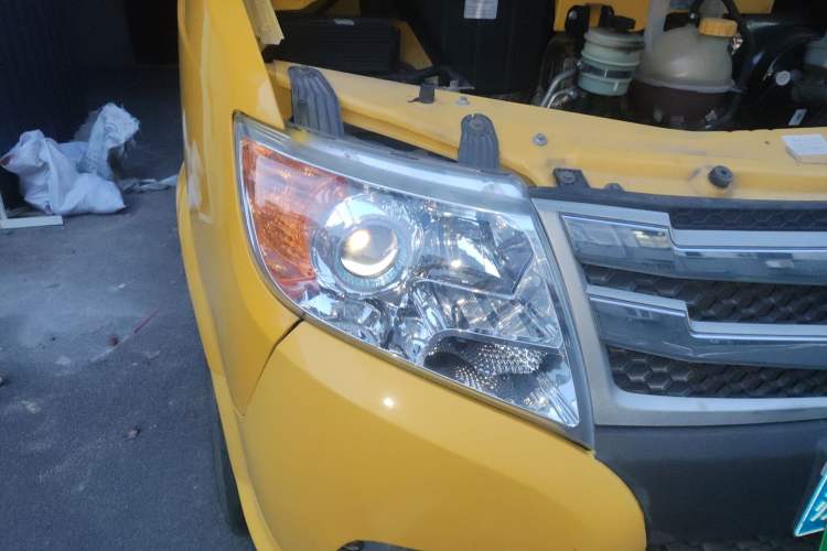 Used Dongfeng Yufeng 2018 2.5T Logistics Vehicle A100 Long Wheelbase Mid-Roof 5-9 Seater China V Emission Standard ZD25 Right Front Headlight