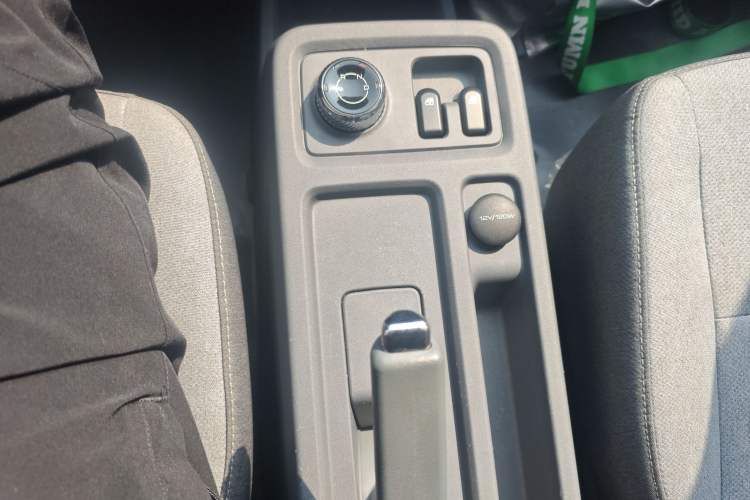 Used Wuling Yangguang 2024 300KM Comfort Version Passenger Van 75kW