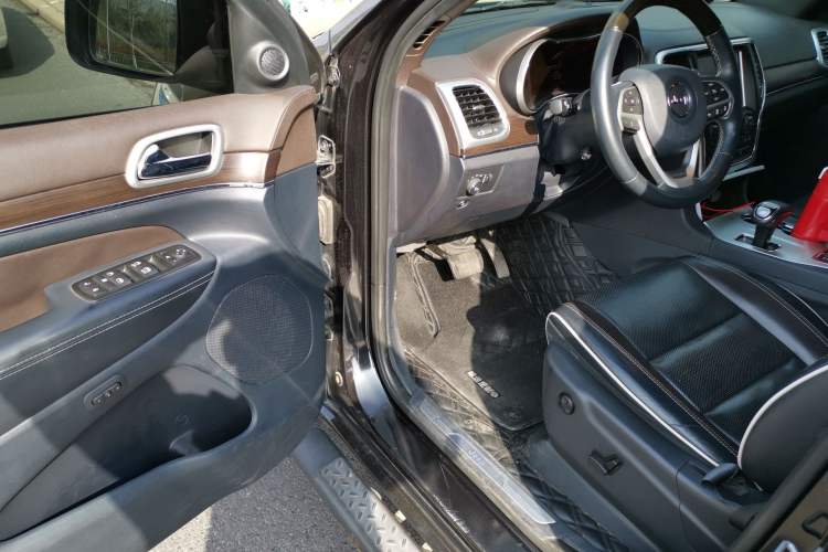 Used Jeep Grand Cherokee 2015 3.6L Luxury Navigation Edition
