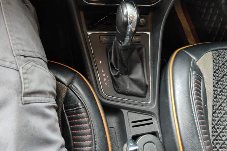 Used Volkswagen Lavida 2015 1.6L Automatic Comfort Edition Gear Lever