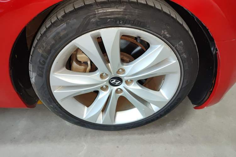 Used Hyundai Genesis Coupe 2009 2.0T Automatic Deluxe Edition Right Front Wheel Hub