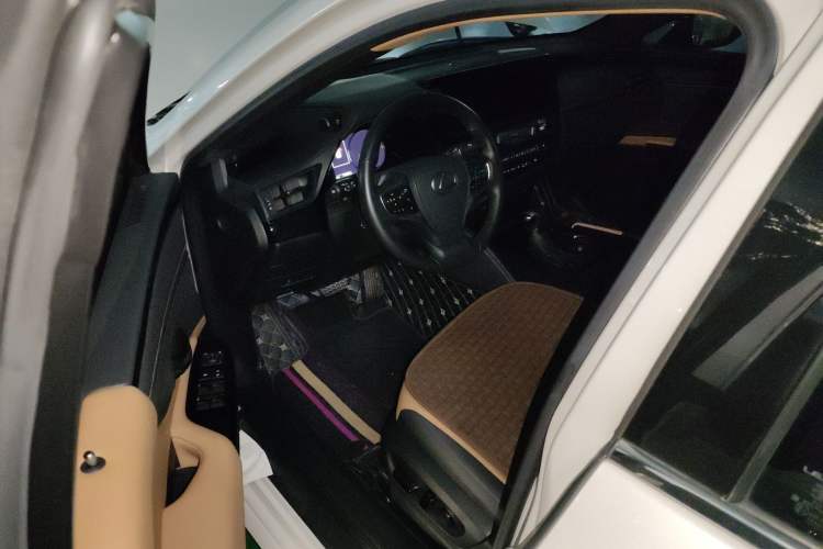 Used Lexus ES 2023 200 Excellence Edition
