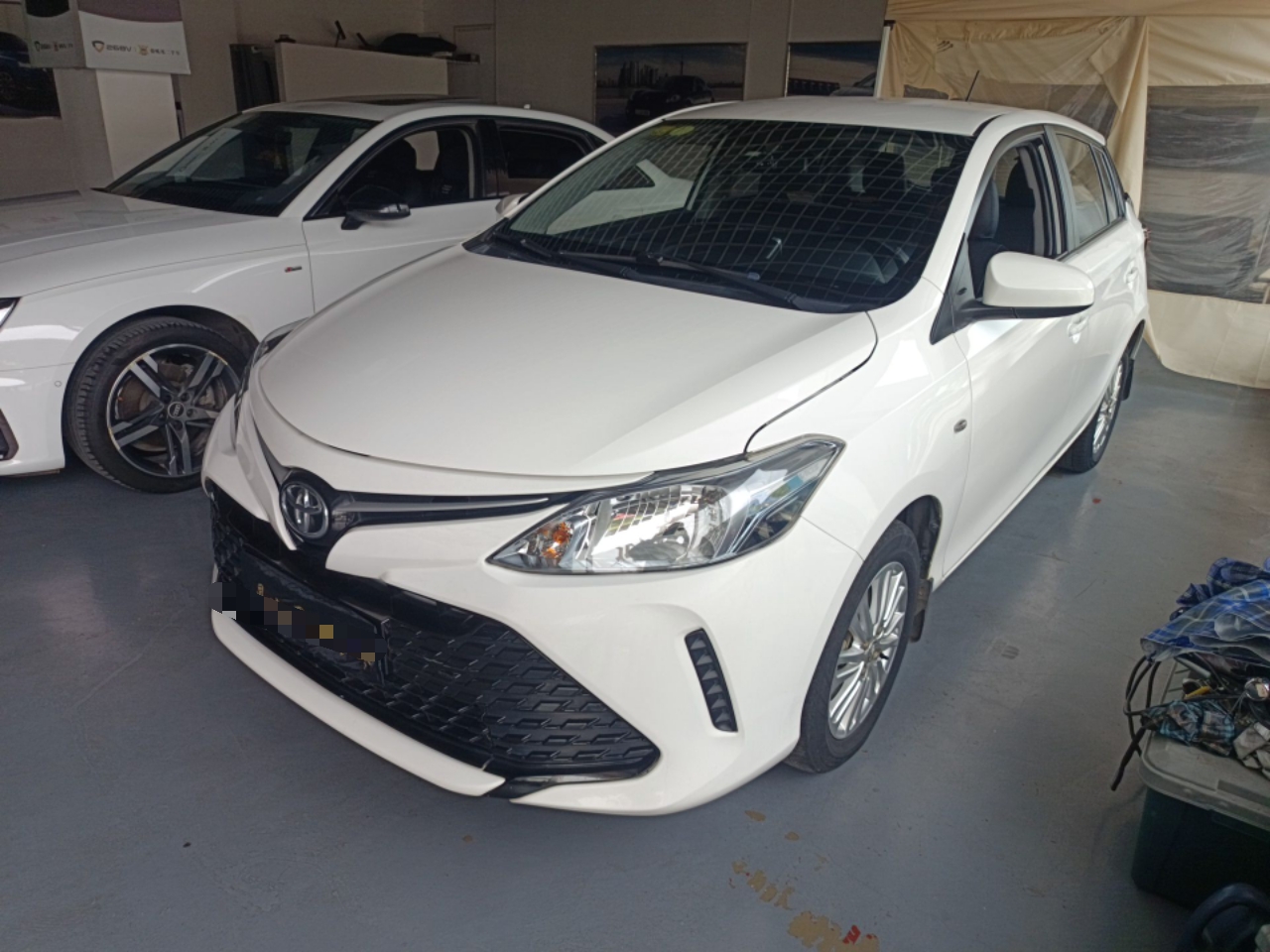 تحت مقدمة السيارة