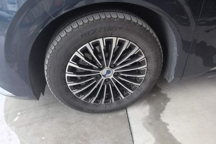 Used Denza D9 2022 DM-i 1040 Prestige Model