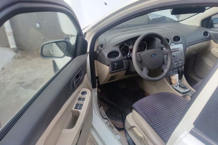 Ford Focus 2012 Hatchback Classic 1.8L Automatic Fashion Edition usata