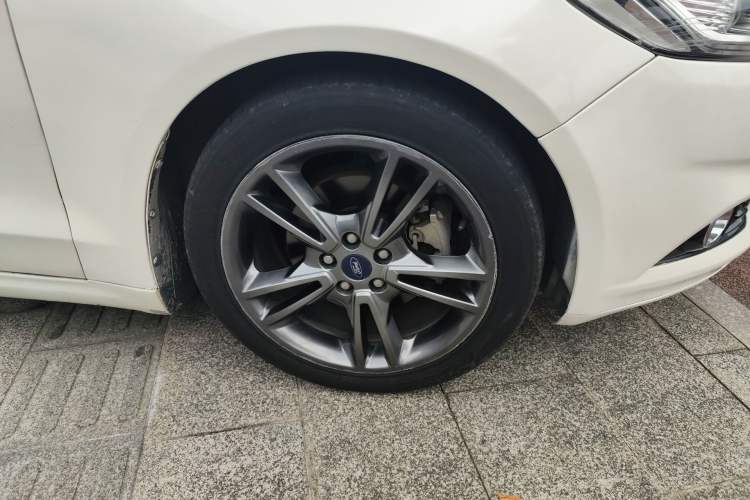 Used Ford Mondeo 2013 2.0L GTDi240 Luxury Sport Model Right Front Wheel Hub