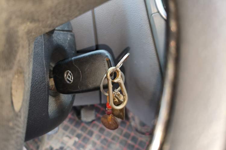 Used SAIC MAXUS Xintu V80 2019 2.5T Classic Model 6-Speed Manual Aotong Long Wheelbase Mid-Height 7-Seater