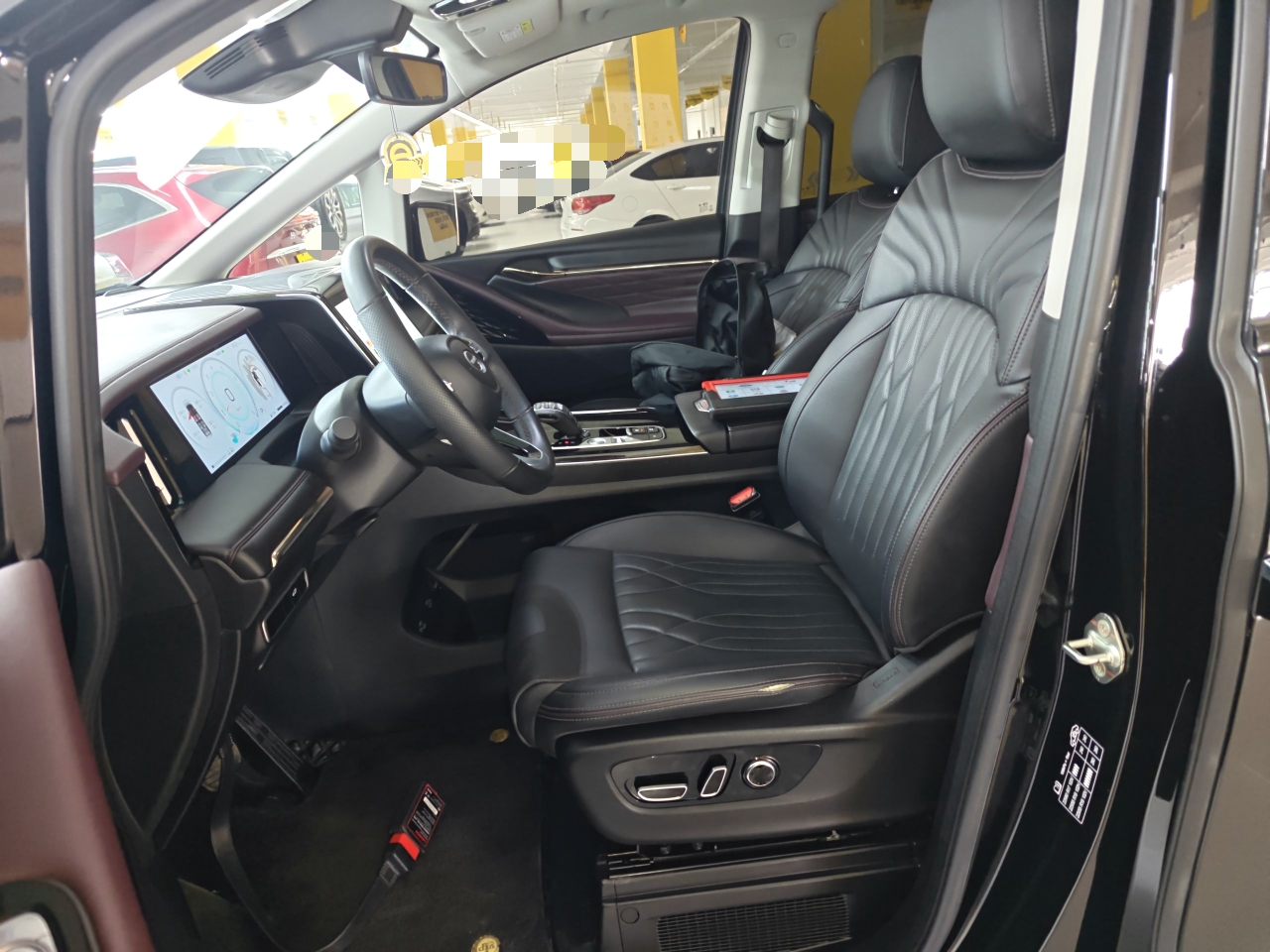 Переднее сиденье в автомобиле