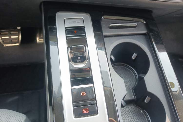 Used Volkswagen Tavendor 2024 380TSI All-Wheel-Drive R-Line Cruise Premium Edition Gear Lever