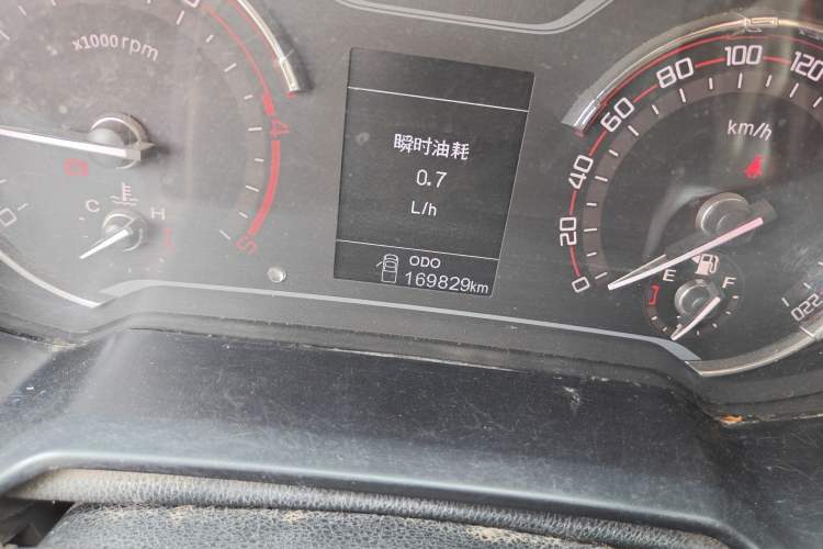 Used SAIC MAXUS T60 2017 2.8T Diesel Manual Two-Wheel Drive High-Ride Comfort Plus Long-Body Emission Standard V Odometer Close Up