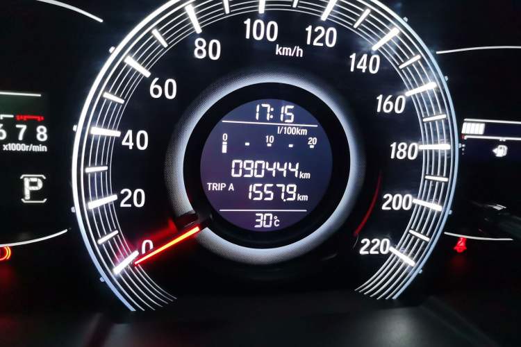 Used Honda Odyssey 2017 2.4L Comfort Edition Odometer Close Up