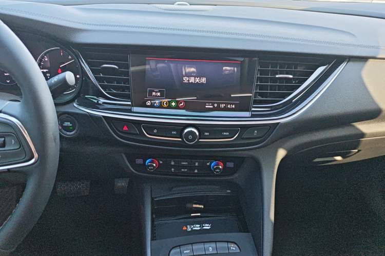 Used Buick Regal 2025 Model 28T Long-Range Enjoyment Edition Audio And AC Panel