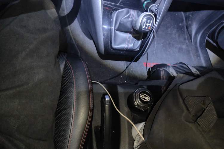 Used BYD S6 2014 2.0L Manual Luxury 7-Seater Gear Lever