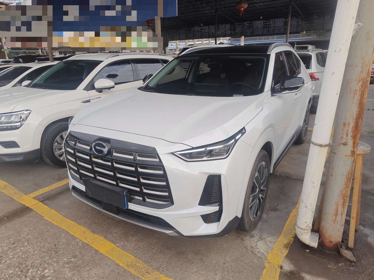 Под передней частью автомобиля