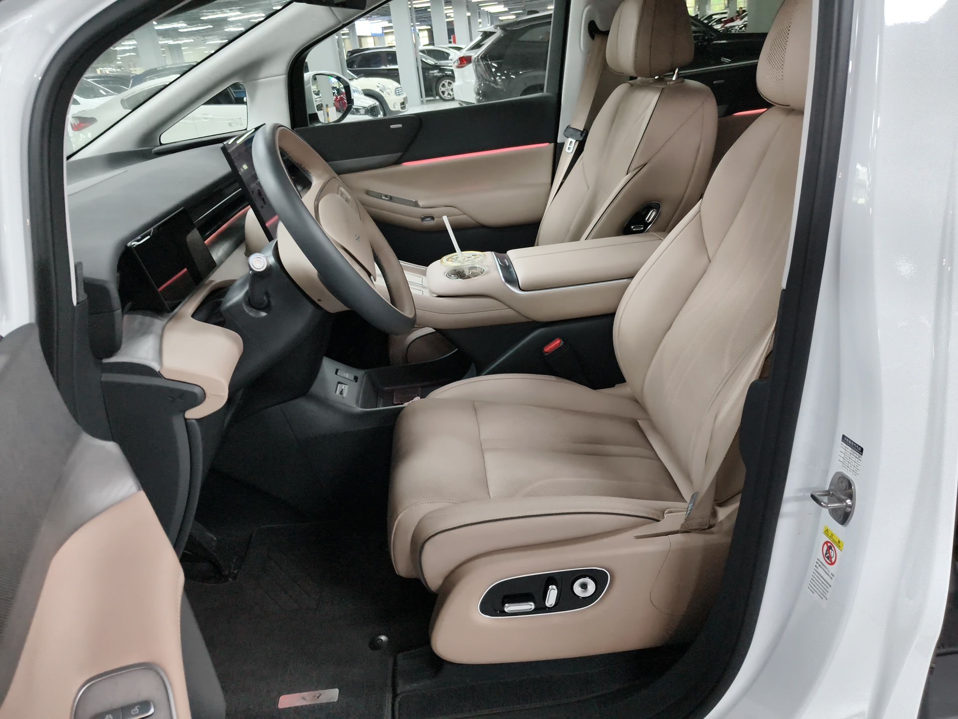 المقاعد الأمامية داخل السيارة