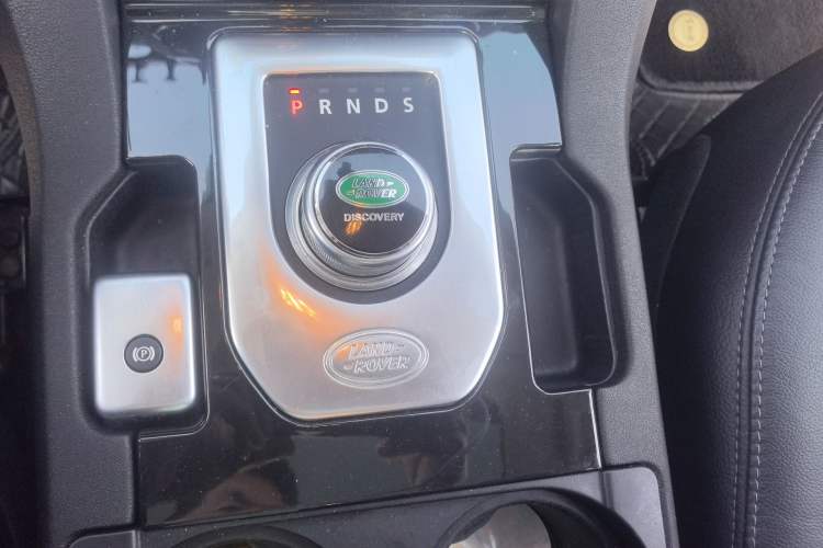 Used Land Rover Discovery 2016 3.0 SC Obsidian Black Heritage Edition HSE Gear Lever