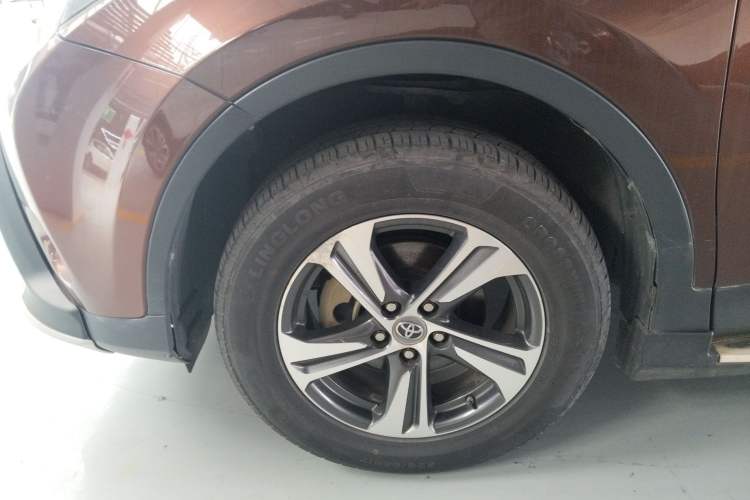Used Toyota RAV4 2015 2.0L CVT Two-Wheel Drive Fashion Edition Left Front Wheel Hub
