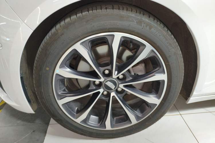 Used Cadillac CT5 2025 28T Urban Sport Edition Left Front Wheel Hub