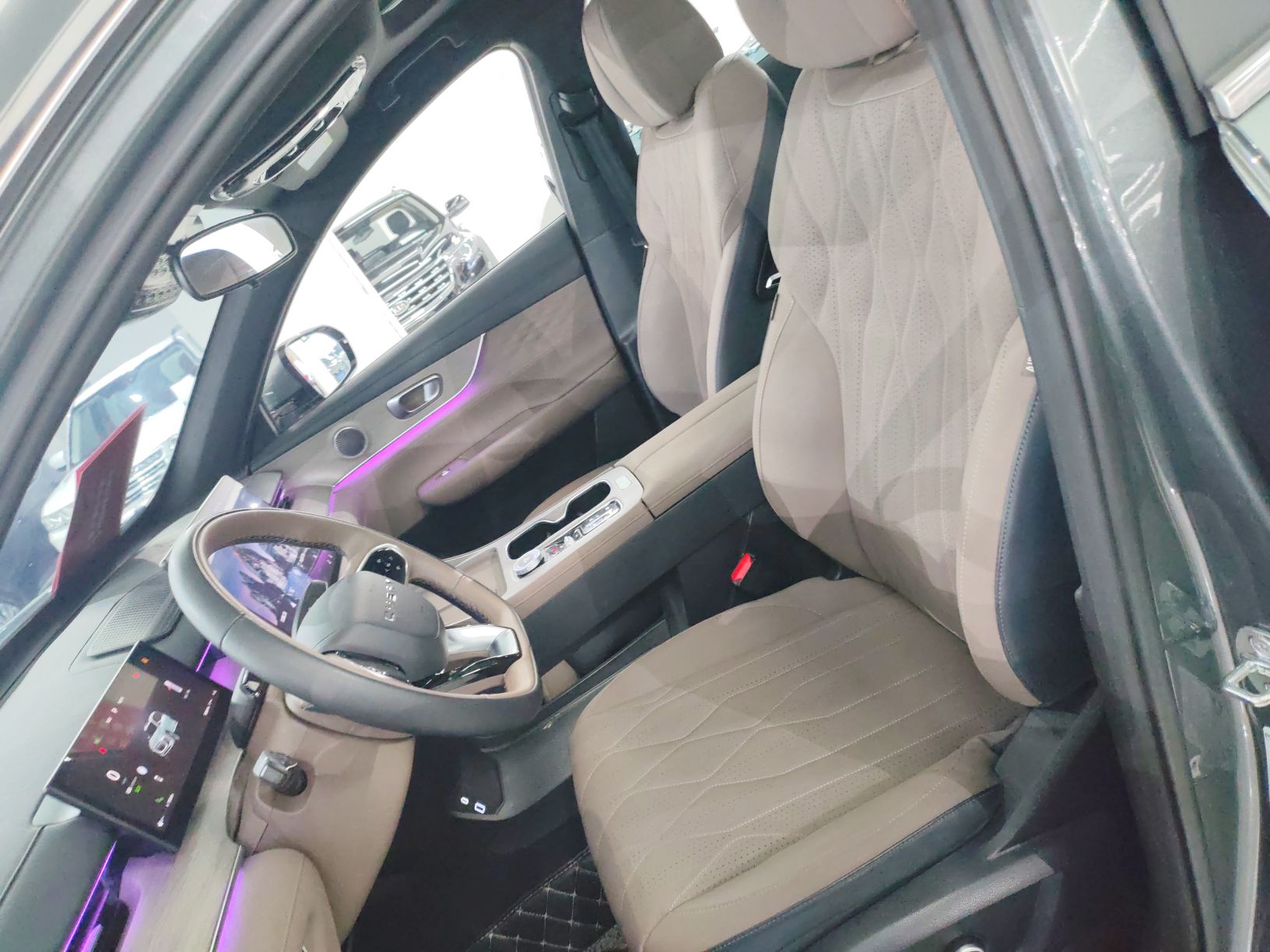 المقاعد الأمامية داخل السيارة