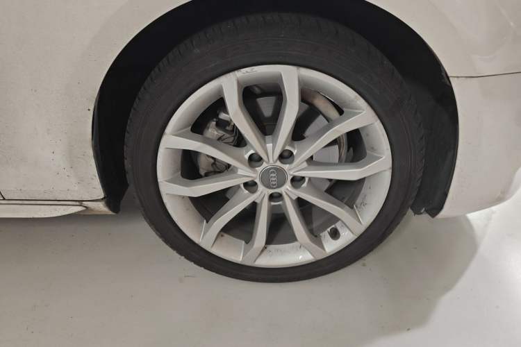 Used Audi A4L 2018 30th Anniversary Edition 40 TFSI Fashion Model Right Front Wheel Hub