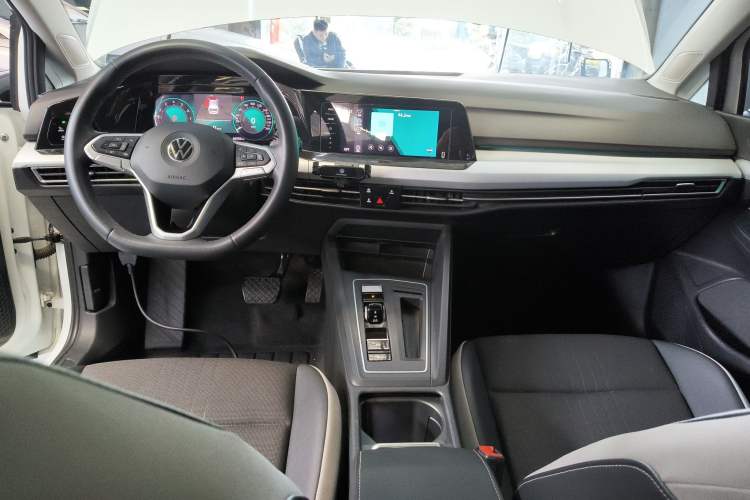 Used Volkswagen Golf 2021 280TSI DSG Pro First Edition Center Console