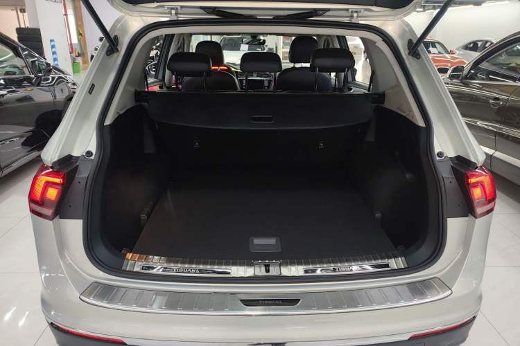 Used Volkswagen Tiguan L 2018 330TSI Automatic Two-Wheel Drive Luxury Edition Trunk