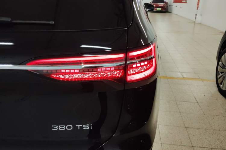 Used Volkswagen Viloran 2024 380TSI Premium Edition
