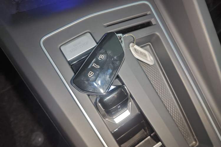 Used Volkswagen Golf 2025 300TSI R-Line
