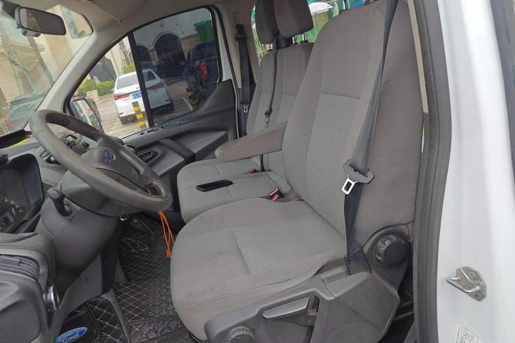 Used Ford Transit 2017 2.0T Diesel Multi-Purpose Commercial Vehicle Short Wheelbase Mid-Roof China IV Standard
