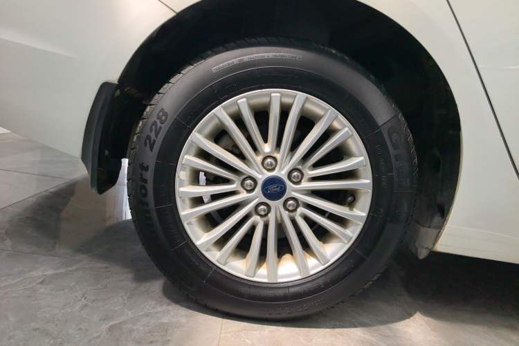 Used Ford Escort 2015 1.5L Automatic Comfort Edition Right Rear Wheel Hub