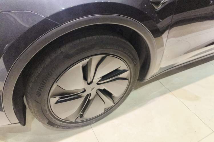 Used Tesla Model Y 2025 Long-Range All-Wheel-Drive Version
