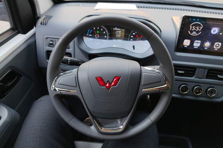 Used Wuling Yangguang 2025 Model 400km Bus Edition—Comfort Edition