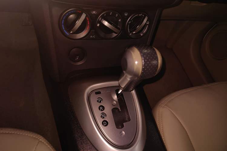 Used Nissan Qashqai 2011 2.0 XL Fire CVT 2WD Gear Lever