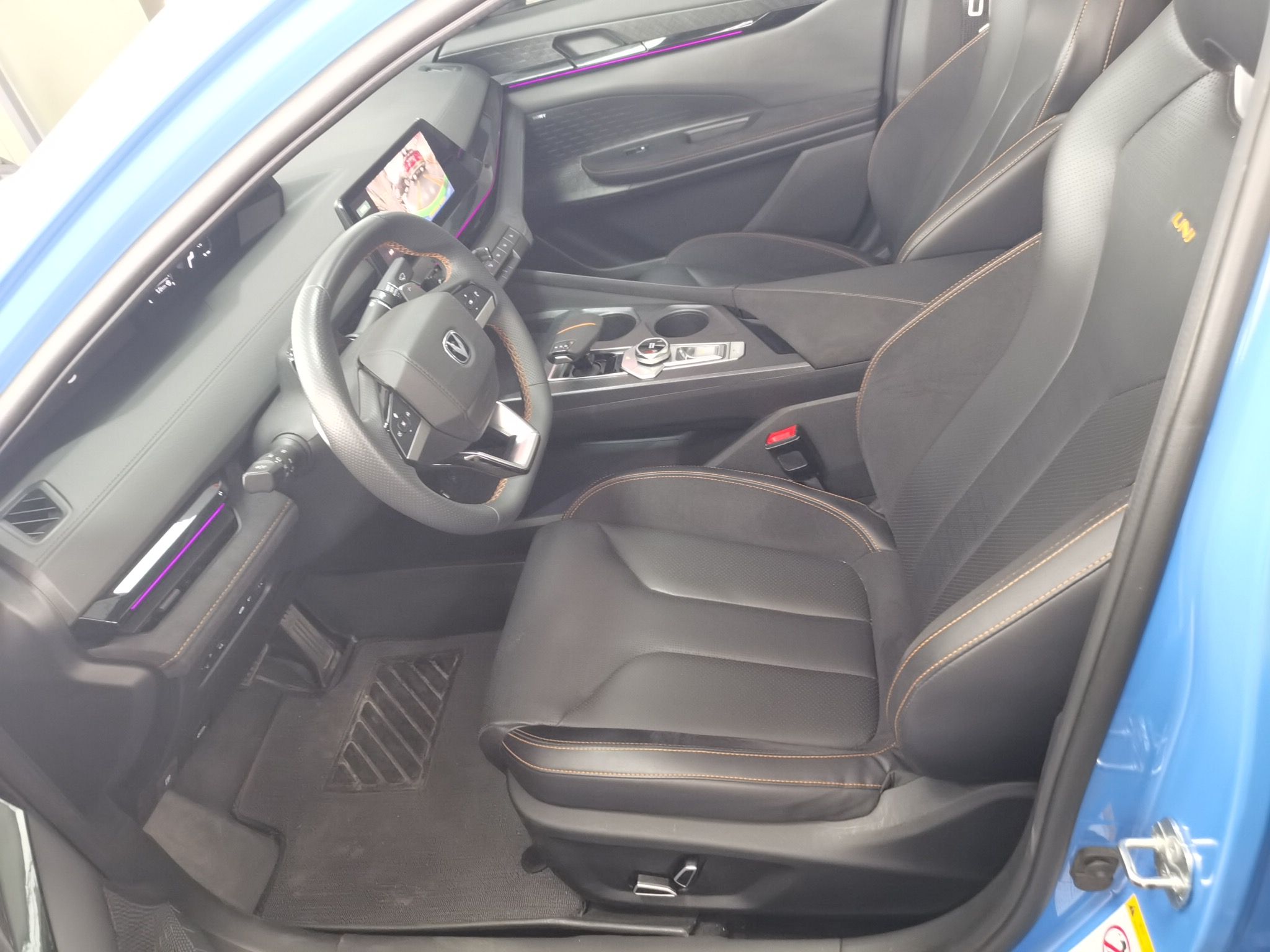 المقاعد الأمامية داخل السيارة