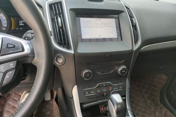 Used Ford Edge 2016 EcoBoost 245 Four-Wheel Drive Titanium Edition 7-Seater Audio And AC Panel