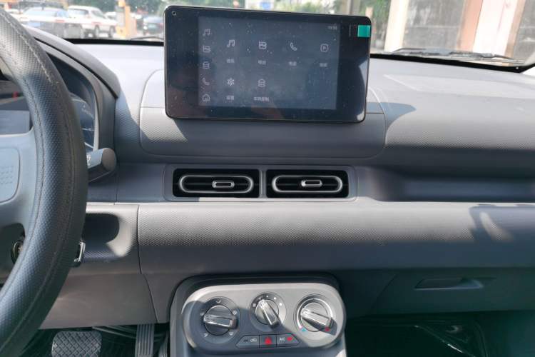 Used Wuling Hongguang New Energy 2025 Extended-Range Hybrid 50KM Comfort Version Audio And AC Panel