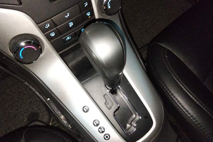 Used Chevrolet Cruze 2013 1.6L SE AT Gear Lever