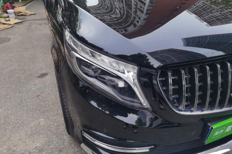 Used Mercedes-Benz V-Class 2021 V 260 Avantgarde Edition Right Front Headlight