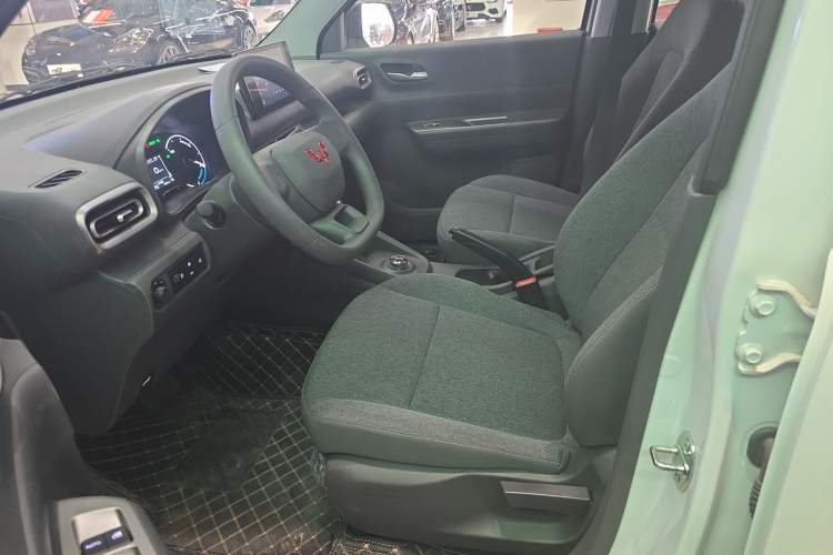 Used Wuling Hongguang New Energy 2025 Extended-Range Hybrid 50KM Comfort Version Left Front Seat
