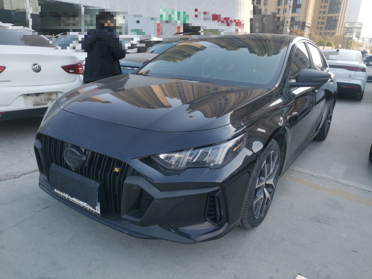 Под передней частью автомобиля