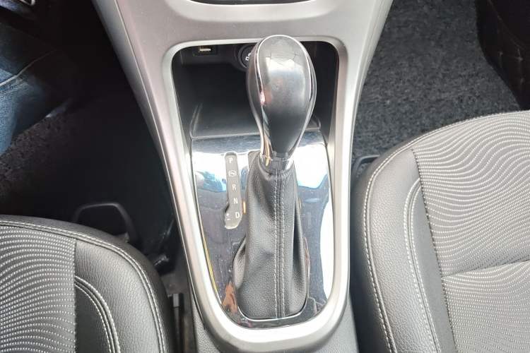 Used Buick GT 2014 XT 1.6L Automatic Fashion Edition Gear Lever