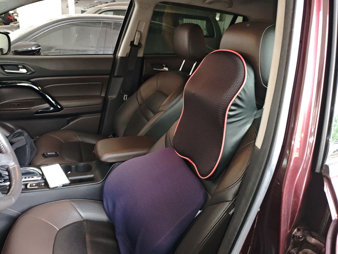 المقاعد الأمامية داخل السيارة