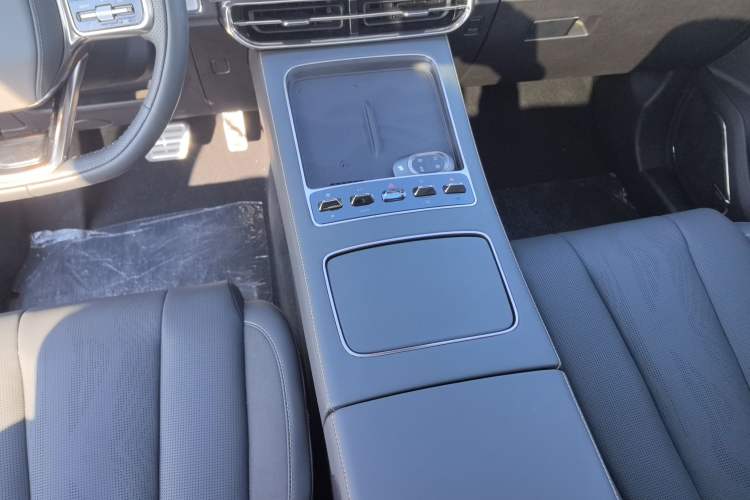 Used JETOUR Shanhai L9 2025 1.5TD 2DHT Flagship Edition 6 Seats Gear Lever